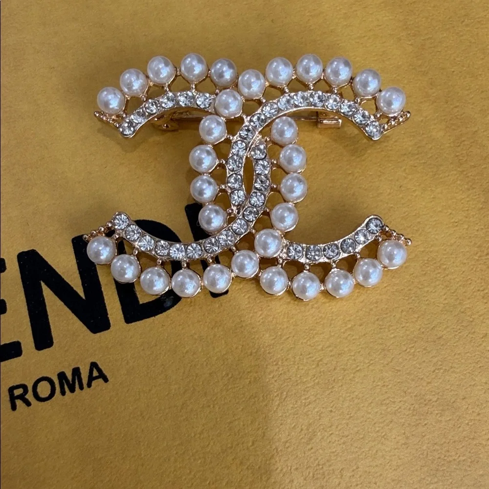 Logo brooch with pearls - Picture 3 of 5